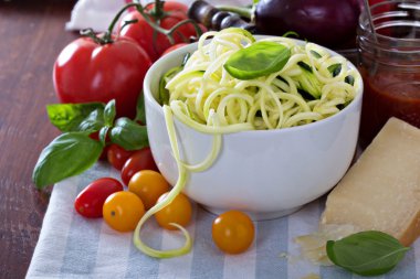 Kabak noodle bir kase taze sebze ile