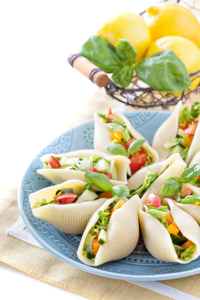 Salada de legumes servida em conchas de macarrão — Fotografia de Stock