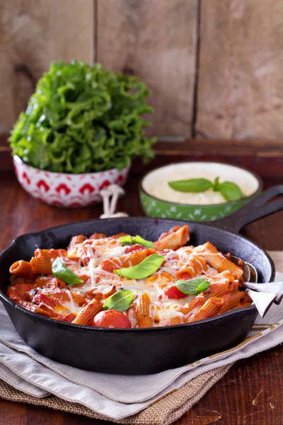 Pasta baka med penne, tomater och mozarella — Stockfoto