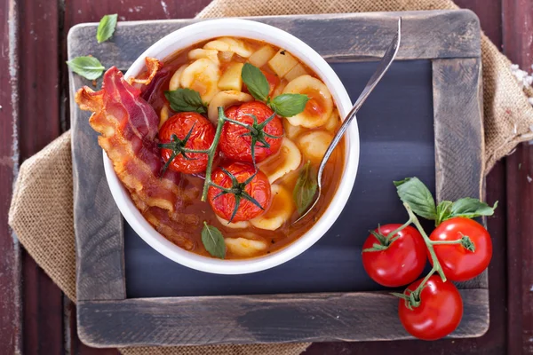 Sopa de tomate com massa — Fotografia de Stock