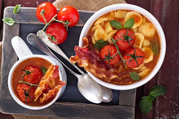 Sopa de tomate com massa — Fotografia de Stock