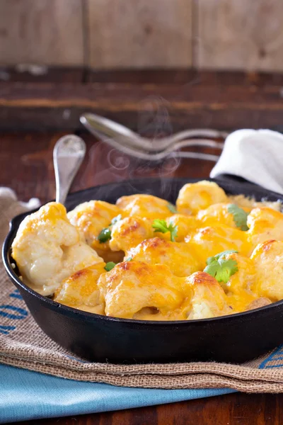 Coliflor con queso horneado en una sartén —  Fotos de Stock