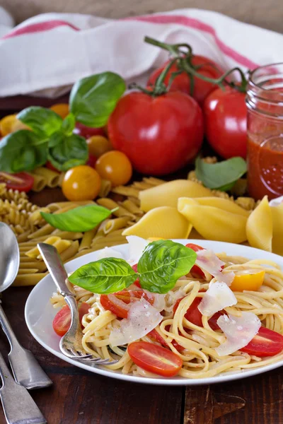 Spaghetti with cherry tomatoes, basil and parmesan — Stock Photo, Image