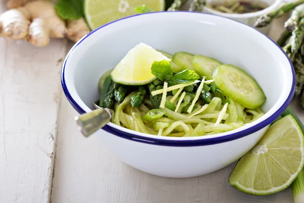 Komkommer noedels met asperges en gember — Stockfoto