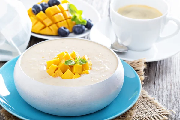 Kokosnuss-Mango-Milchreis — Stockfoto