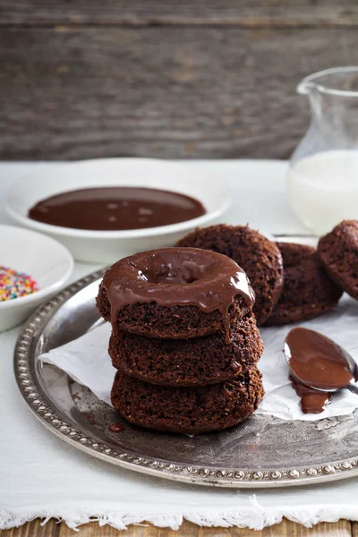 Пачка самодельных шоколадных пончиков — стоковое фото