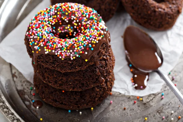 Pila di ciambelle al cioccolato al forno fatte in casa — Foto Stock