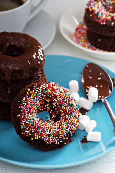 Pilha de donuts de chocolate cozido em casa — Fotografia de Stock