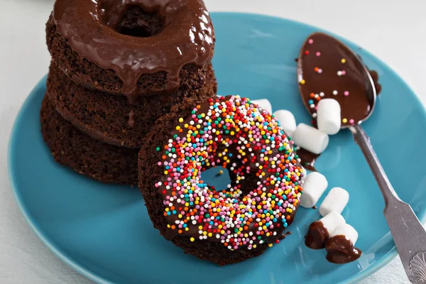 Pilha de donuts de chocolate cozido em casa — Fotografia de Stock