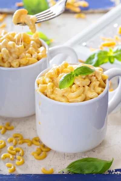 Macaroni en kaas geserveerd in mokken — Stockfoto