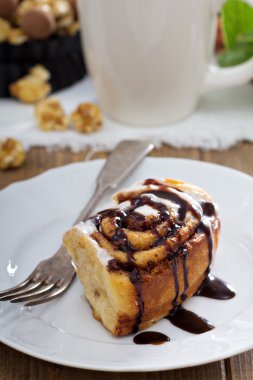 Tarçınlı çörek çikolata ve krema ile