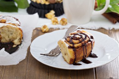 Tarçınlı çörek çikolata ve krema ile