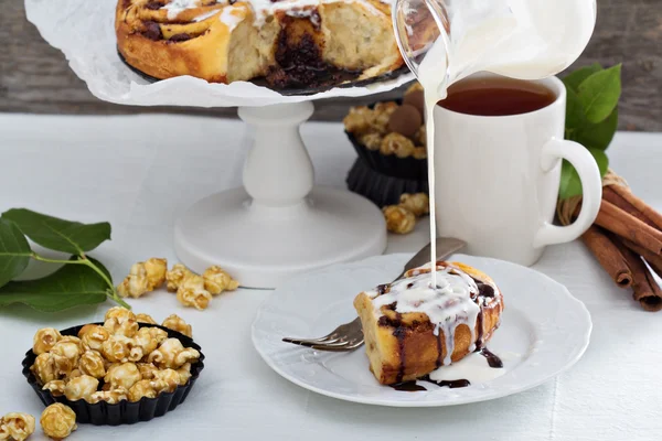 Pães de canela com chocolate e creme — Fotografia de Stock