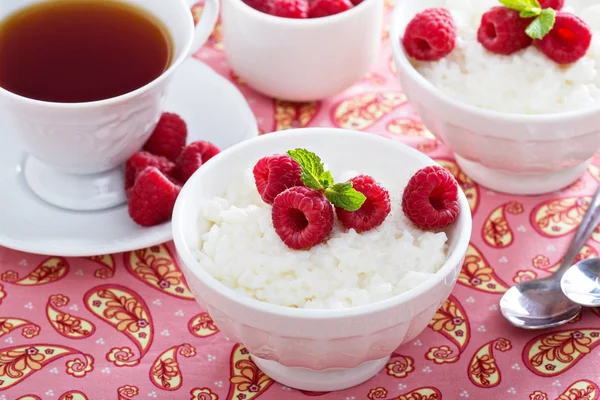 Rice pudding with berries for breakfast — Stock Photo, Image