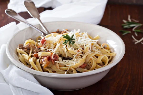 Nudeln mit Fleischtomatensauce — Stockfoto