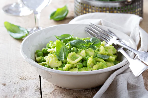 Orecchiette pasta with peas — Stock Photo, Image