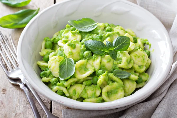 Orecchiette pasta met erwten — Stockfoto