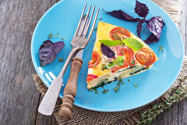 Frittata con tomates, hierbas y patatas — Foto de Stock