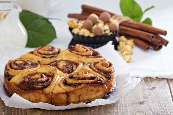 Cinnamon buns with chocolate and cream — Stock Photo, Image