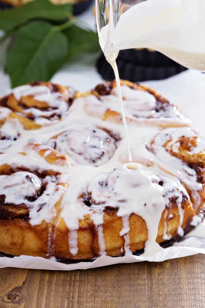 Bollos de canela con chocolate y crema —  Fotos de Stock