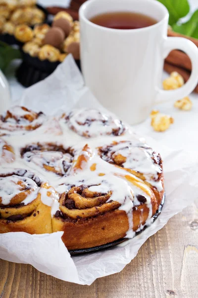 Cinnamon buns with chocolate and cream — Stock Photo, Image