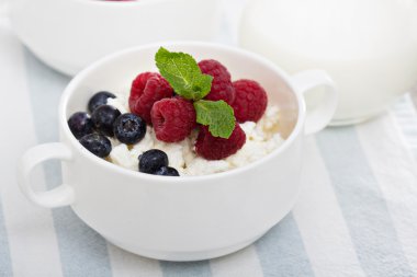 Colofrul sağlıklı kahvaltı süzme peynir ile