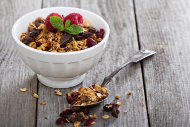 Kahvaltıda çikolata granola