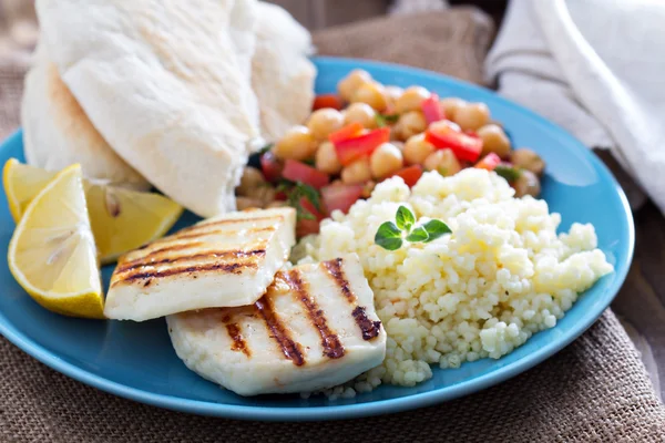 クスクスとヒヨコ豆の中東スタイルのお食事 — ストック写真