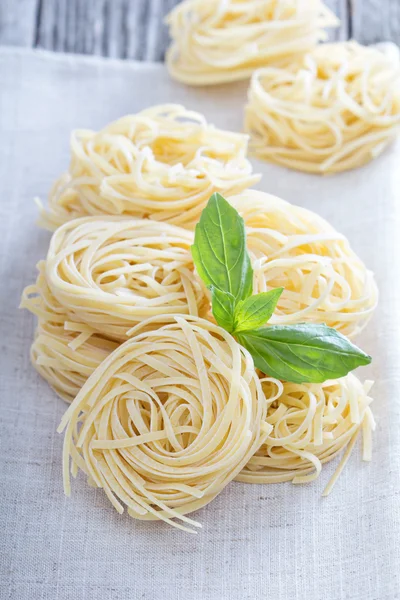 Pastas secas con albahaca fresca — Foto de Stock