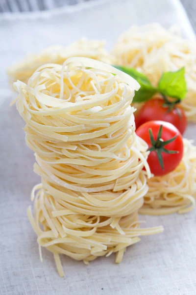 Pastas secas con albahaca fresca — Foto de Stock