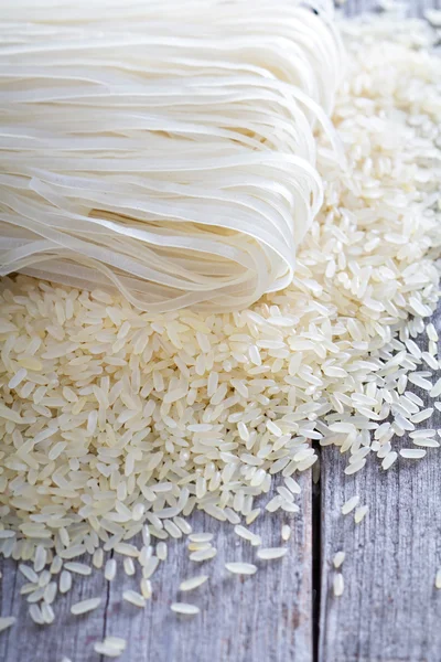 Arroz seco e macarrão na mesa — Fotografia de Stock