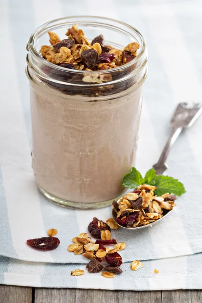 Choklad smoothie med müsli till frukost — Stockfoto