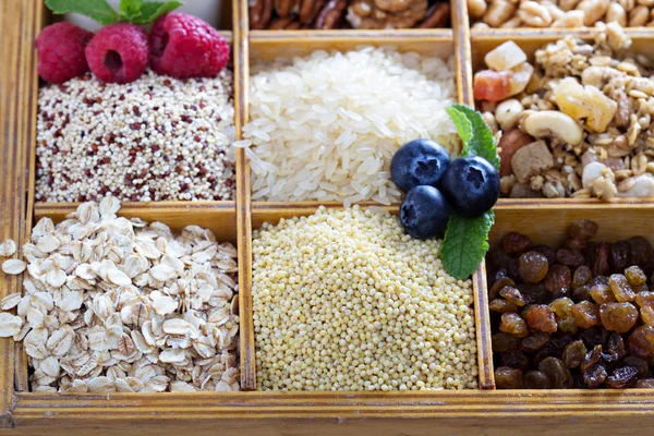 Artículos de desayuno en caja de madera — Foto de Stock