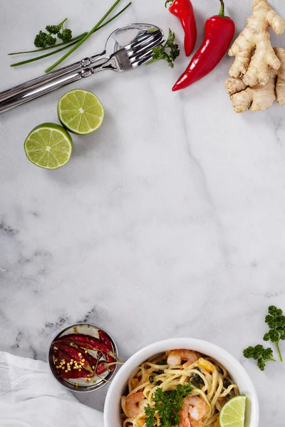 Mesa de mármore com ingredientes asiáticos de cozinha — Fotografia de Stock