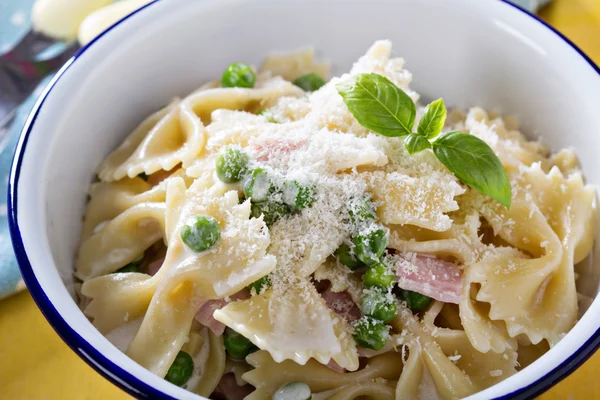 Bow ties pasta med skinka och gröna ärtor — Stockfoto