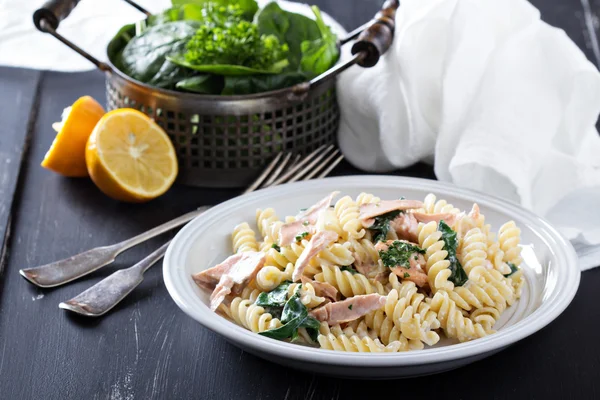 Fusilli pasta met gebakken zalm en spinazie — Stockfoto