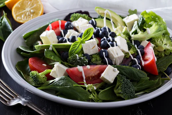 Gelukkig en kleurrijke salade — Stockfoto