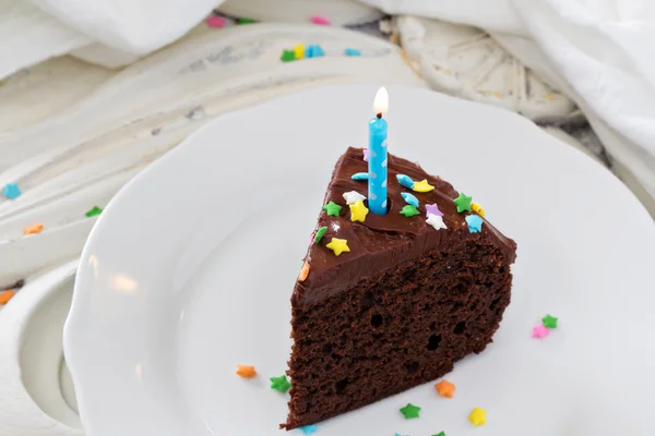 フロスティングとチョコレートのサワー クリーム ケーキ — ストック写真