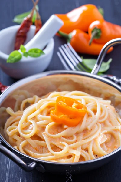 Těstoviny linguine s pečené papriky omáčkou — Stock fotografie