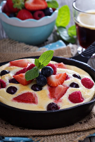 Pancake with berries fluffy and colorful — Stock Photo, Image