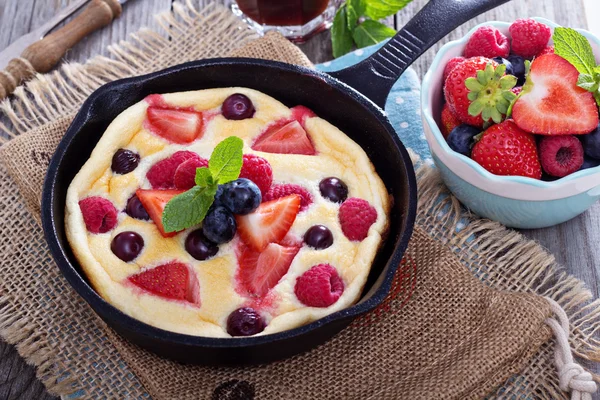 Pancake with berries fluffy and colorful — Stock Photo, Image