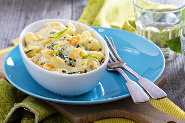 Baked macaroni and cheese with pumpkin — Stock Photo, Image