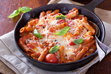 Penne, domates ve mozarella ile makarna fırında