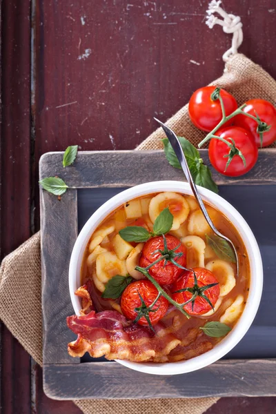 Sopa de tomate com massa — Fotografia de Stock