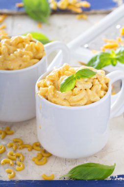 Macaroni and cheese served in mugs clipart