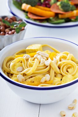 Vegan köri makarna soya peyniri ile