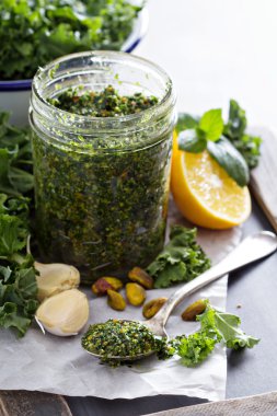 Kale pesto Antep fıstığı, zeytin yağı ve sarımsak ile