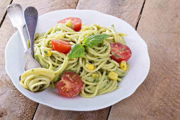 Pâtes végétaliennes à la sauce avocat — Photo