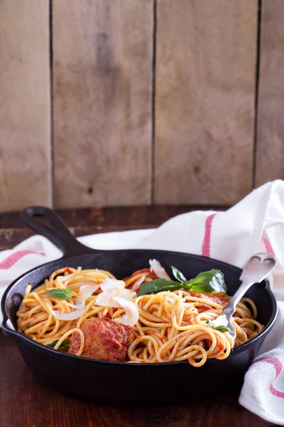 Спагетти с фрикадельками из индейки — стоковое фото