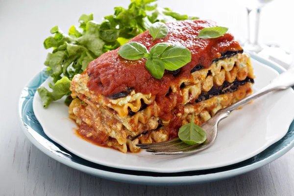 Veganské lasagne s lilkem a tofu — Stock fotografie